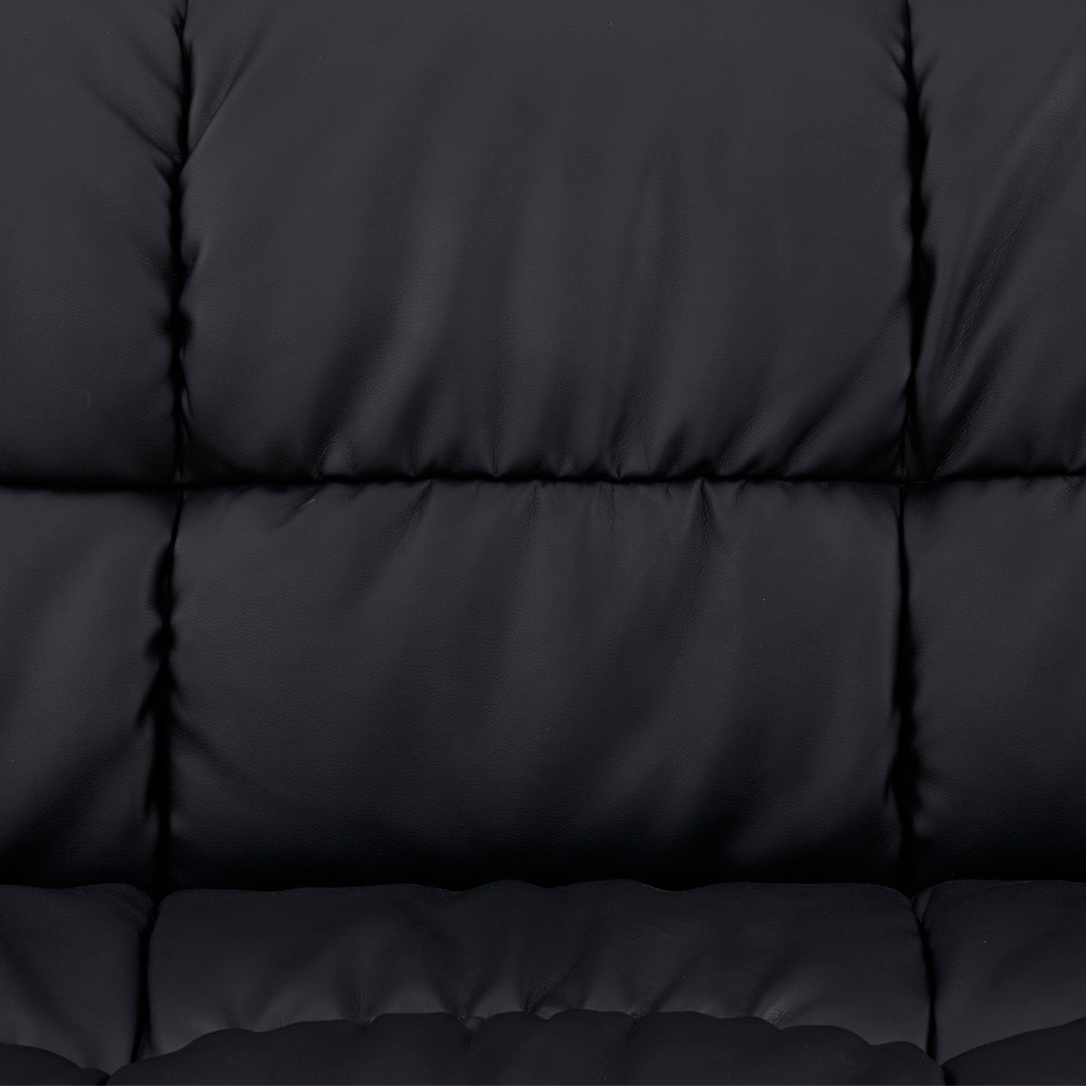 Détail du piquage de l’assise et du dossier du canapé-lit clic clac MELLOW 3 places en finition PU noire