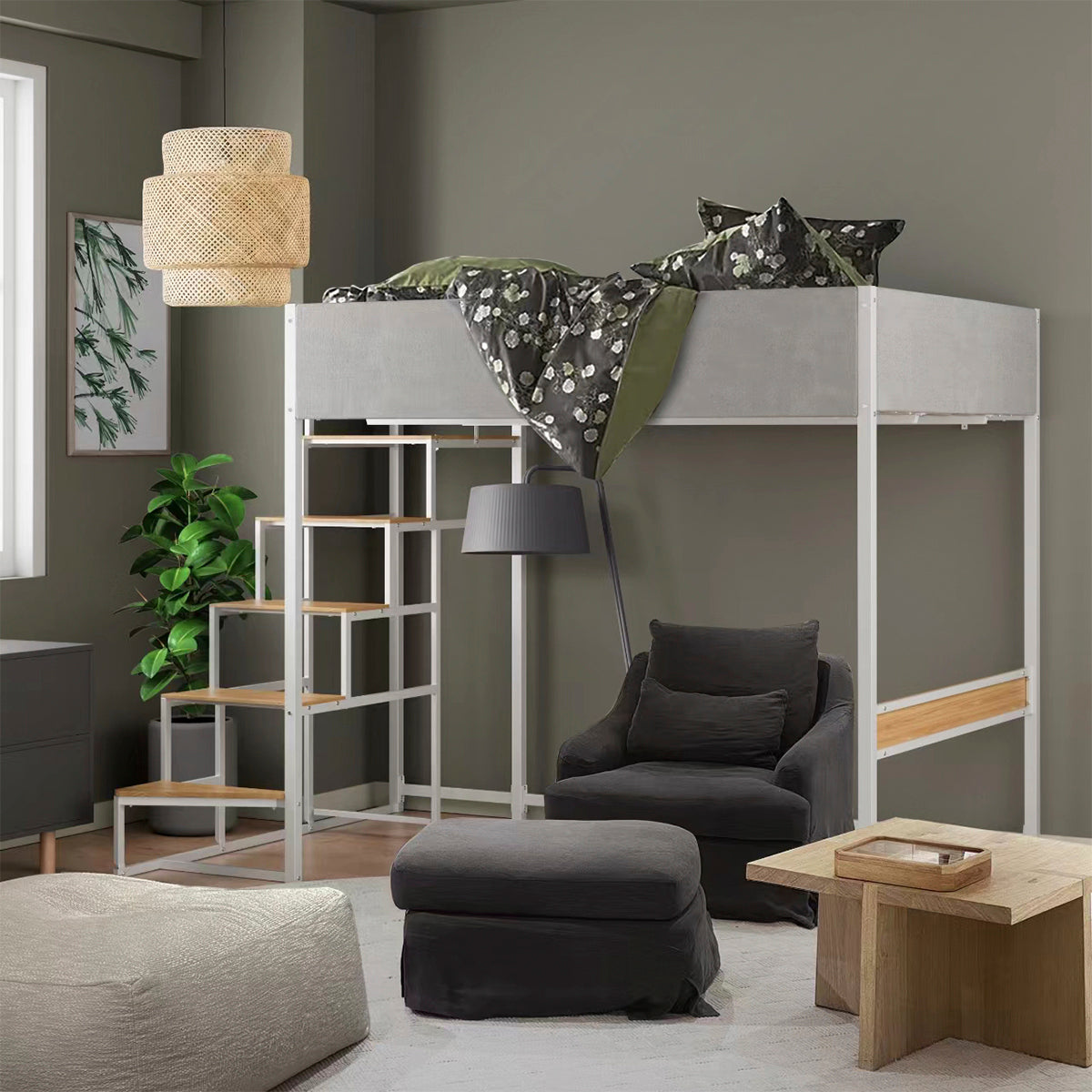 Lit mezzanine 140x190 cm en métal blanc avec escalier latéral réversible et marches en bois clair, équipé de barrières de sécurité en velours gris clair au design unique et tendance. Mise en scène dans un salon moderne, parfait pour un intérieur chaleureux et fonctionnel.