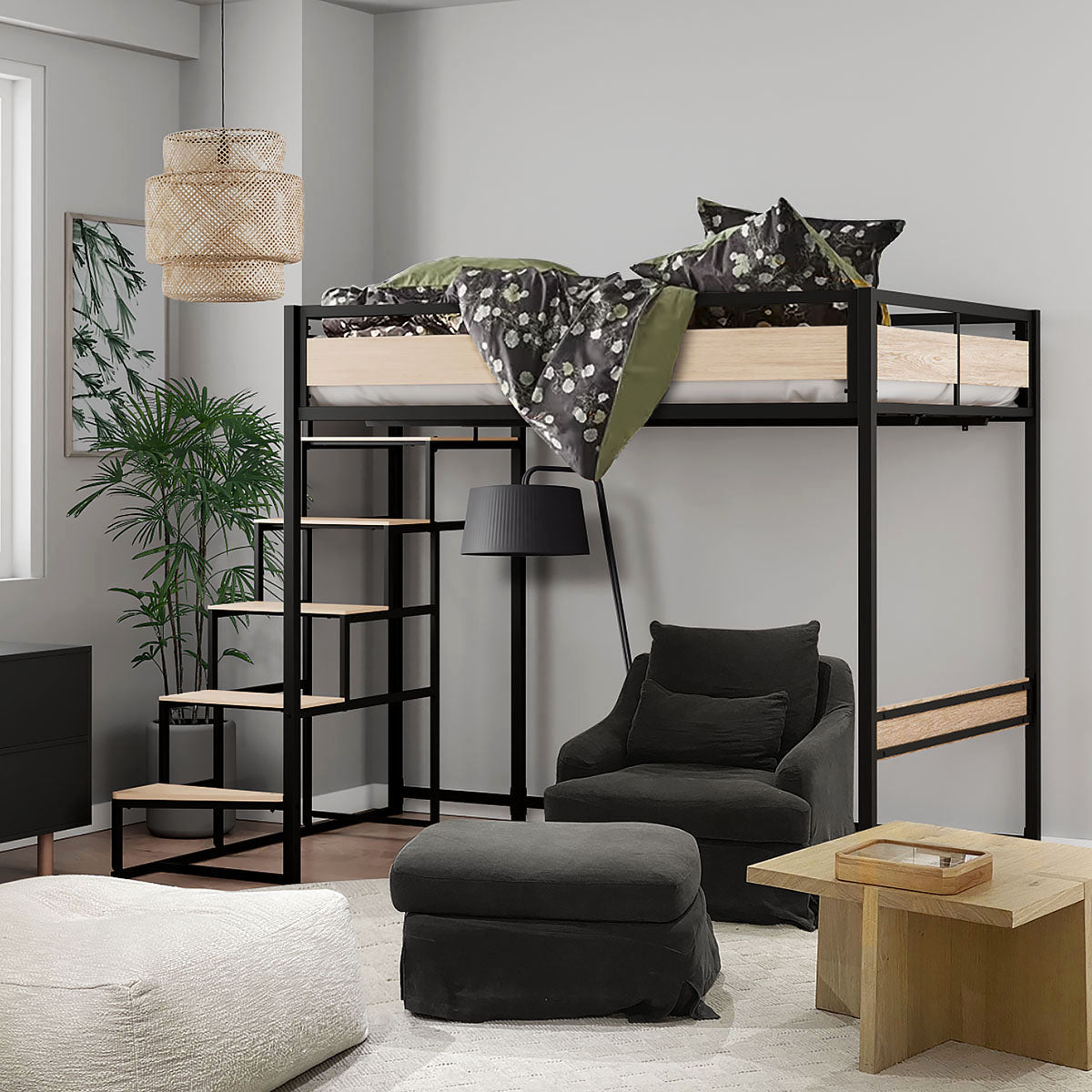 Lit mezzanine 140x190 cm en métal noir avec panneaux bois clair, escalier latéral réversible et barrière de sécurité, installé dans un intérieur moderne. Une solution gain de place au style industriel chic, idéale pour optimiser une chambre adulte ou ado.