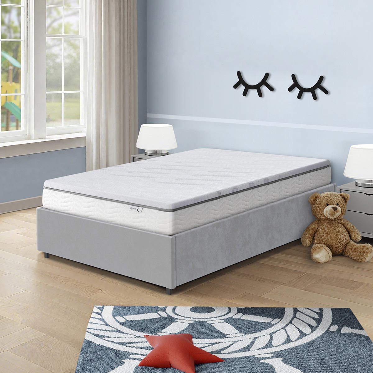 Vue d'ambiance surmatelas 5,3cm SENHO PLUME 90x190cm avec matelas NIMBUS 90x190cm sur le lit coffre LANCE 90x190cm